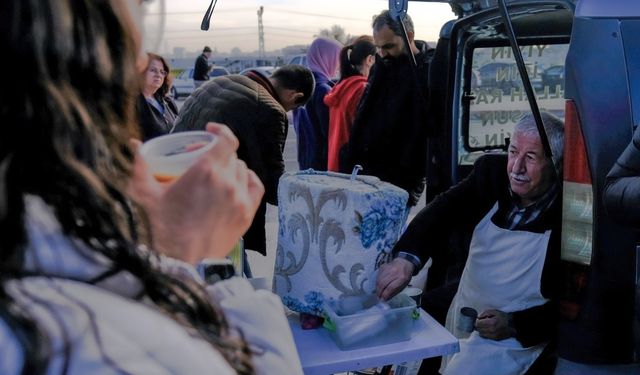 Konya’da Emekli Esnaf Lokman Yıldız’dan 7 Yıldır Ücretsiz Çorba ve Limonata İkramı