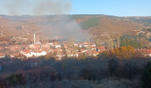 Kütahya'da çöplük yangını; 10'dan fazla ev yandı, helikopterle müdahale ediliyor