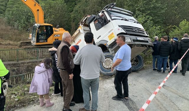 Rize'de kontrolden çıkan kamyon, altına aldığı otomobille dereye düştü