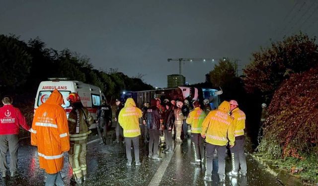 Esenler'de yolcu otobüsü devrildi: 2 ölü, 18 yaralı