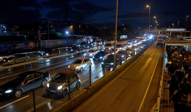 İstanbul'da haftanın ilk iş gününde trafik yoğunluğu yaşanıyor