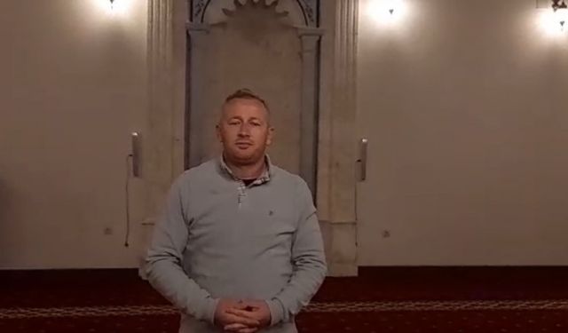 Down sendromlu Emirhan, namaz kıldıran imamın yanına oturup ona eşlik etti