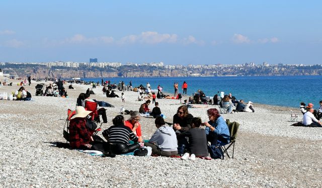 Antalya'da güneşli havada sahil keyfi