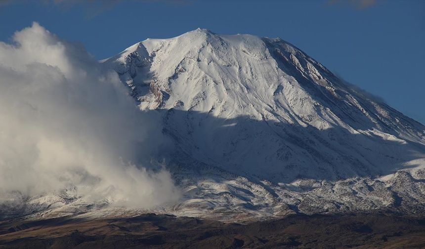 Kars ve Ardahan'da soğuk hava ile kırağı, Ağrı'da kar etkili oldu