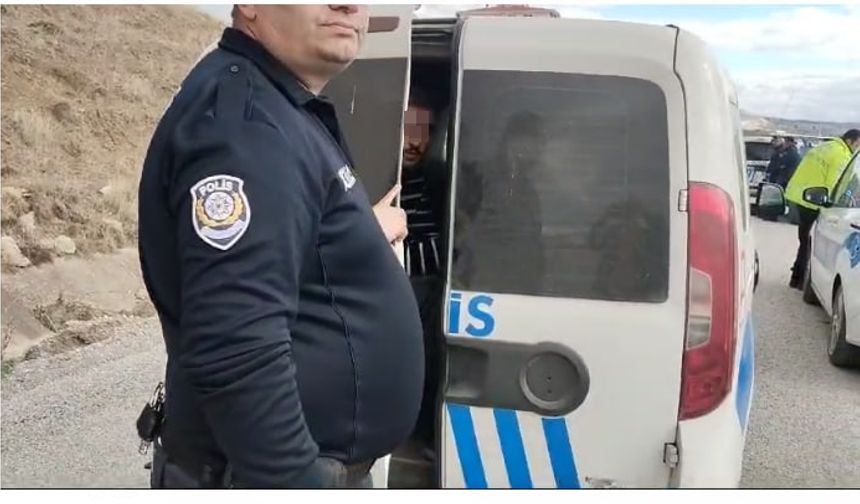 ‘Dur’ ihtarından kaçan ehliyetsiz sürücüyü takip eden polis otosu takla attı: 2 polis yaralı