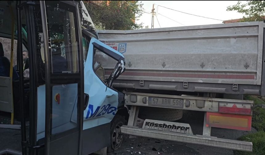 İstanbul-Maltepe'de minibüs park halindeki TIR'a çarptı: 8 yaralı