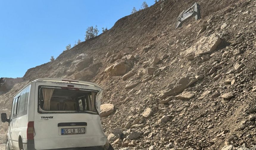 Şemdinli’de Seyir Halindeki Minibüsün Üzerine Kaya Parçaları Düştü