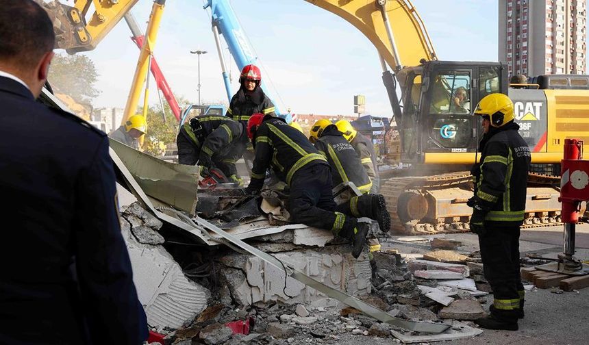 Sırbistan'da tren istasyonundaki beton sundurmanın çökmesi sonucu 14 kişi öldü