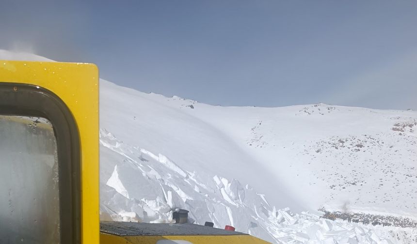 İş makinesinin üzerine çığ düştü, operatör son anda kurtuldu