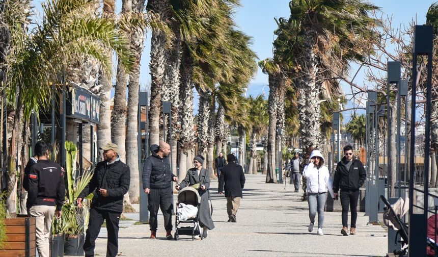 Yurtta kar yağışı, Antalya'da güneş; sahile koştular